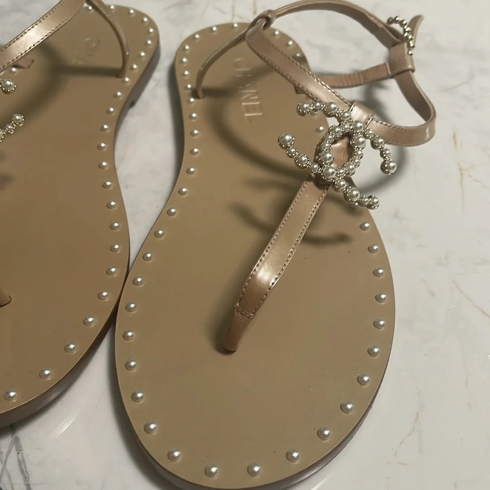 Chanel Nude & White Pearl Thong Flat Sandals🤍
